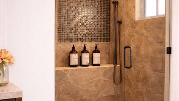 Deluxe Room, Valley View | Bathroom | Shower, free toiletries, soap, shampoo