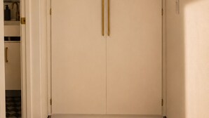 A closed wardrobe with a built-in air conditioning unit above it. - SED DE VALLE-VALLE DE GUADALUPE  (Valle de Guadalupe)