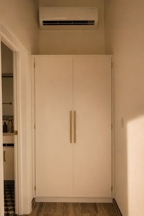Wardrobe - SED DE VALLE-VALLE DE GUADALUPE  (Valle de Guadalupe)