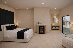 خزنة داخل الغرفة ومساحة عمل للكمبيوتر المحمول وواي فاي مجانًا