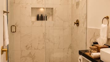 Regadera, amenidades de baño gratuitas, jabón, shampoo