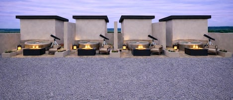 Deluxe Room, Valley View | Outdoor spa tub