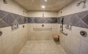 Hair dryer, towels, soap, toilet paper - The Coop: Ski In/Ski Out Studio Condo - Winter Park (Winter Park)