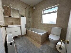 Towels, soap, toilet paper - Charming 4-bedroom apartment in lively London neighborhood (London)