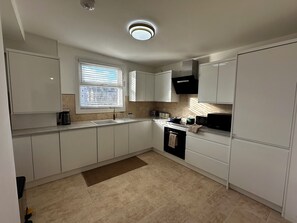 Private kitchen - Charming 4-bedroom apartment in lively London neighborhood (London)