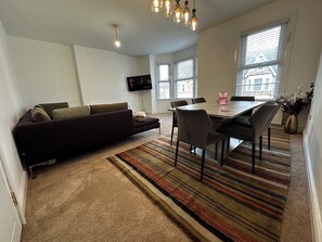 Dining - Charming 4-bedroom apartment in lively London neighborhood (London)