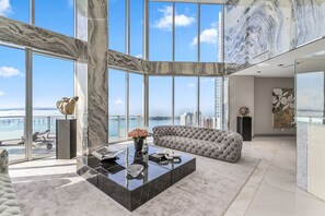 TV - Luxury Penthouse in Brickell • 6 Bedrooms (Miami)