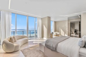 Desk, iron/ironing board, travel cot, WiFi - Luxury Penthouse in Brickell • 6 Bedrooms (Miami)