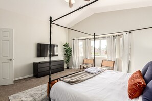 Desk, iron/ironing board, travel cot, WiFi - Resort Backyard! Heated Pool+Hot Tub, Pickleball (Mesa)