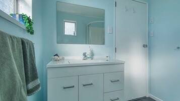 Suihku, pyyhkeet, saippua, vessapaperi