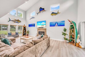 Una televisión, una chimenea