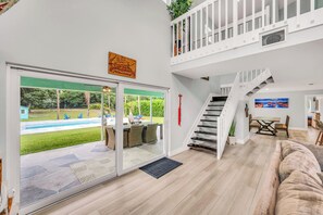 Una televisión, una chimenea