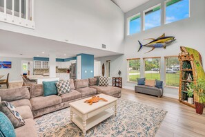 Una televisión, una chimenea