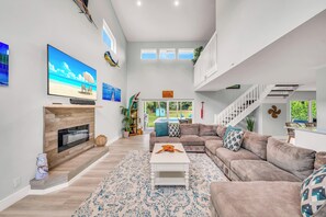 Una televisión, una chimenea