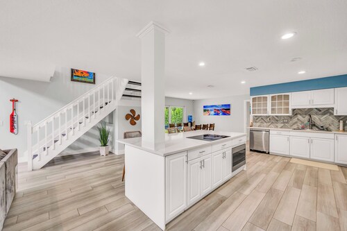 Large Estate w/Heated Pool on 1 Acre • Garden • 4BR/3BA • Sleeps 14 Near Beach!