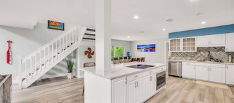 Large Estate w/Heated Pool on 1 Acre • Garden • 4BR/3BA • Sleeps 14 Near Beach!