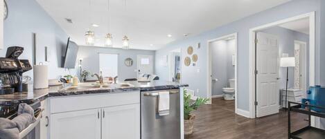 Frigorífic, microones, forn i placa de cuina