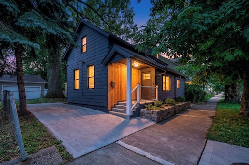 3BR Pet-Friendly Retreat Near DT + Hot Tub