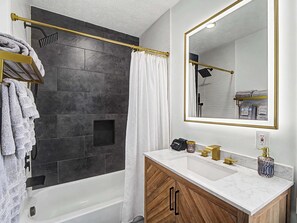 Dusch, hårtork och handdukar