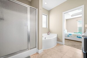 Shower, hair dryer, towels - Beach Haven: 6 Beds, Pet Friendly, 8miles to Beach (Mary Esther)