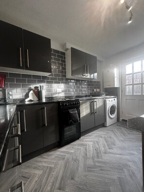 Kühlschrank, Mikrowelle, Ofen, Herdplatte