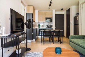 TV, offices - Providencia Pulse Sleek 2BR in Trendy District (Providencia)