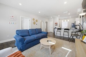 Smart TV, books - Sun Valley Courtyard | No Steps (Saint Joseph)