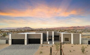 Exterior - Resort-Style Luxury Estate Near Scottsdale 6BR/5BA Mountain Views AMAZING POOL (Phoenix)