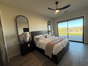 6 bedrooms, iron/ironing board, WiFi, bed sheets - Resort-Style Luxury Estate Near Scottsdale 6BR/5BA Mountain Views AMAZING POOL (Phoenix)