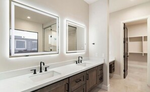 Shower, hair dryer, towels, soap - Resort-Style Luxury Estate Near Scottsdale 6BR/5BA Mountain Views AMAZING POOL (Phoenix)
