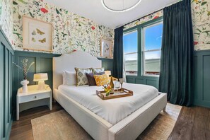 3 habitaciones, escritorio y tabla de planchar con plancha 