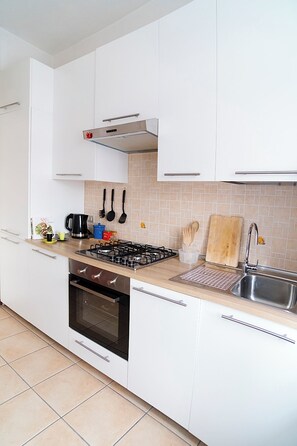 Frigorifero, microonde, forno, piano cottura