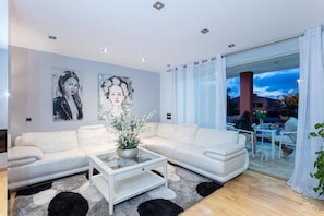 TV - Red House Rooms  (Llucmajor)