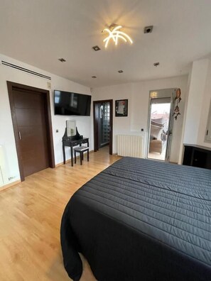 Superior Room, Private Bathroom, Partial Ocean View (#6) | Iron/ironing board, free WiFi - Red House Rooms  (Llucmajor)