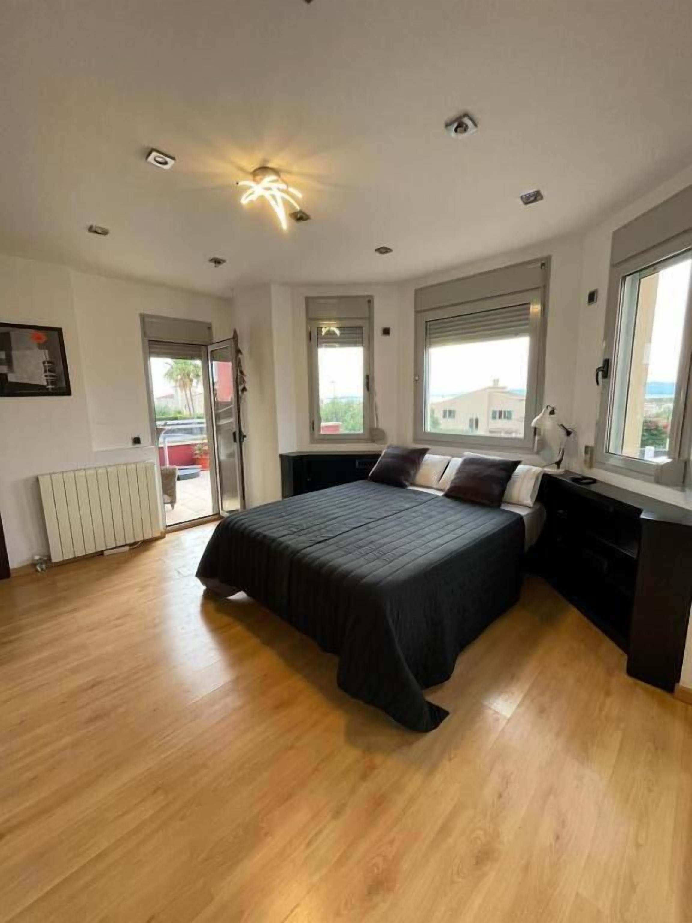 Habitación superior, baño privado, vistas parciales al mar (#6) | Tabla de planchar con plancha y wifi gratis
