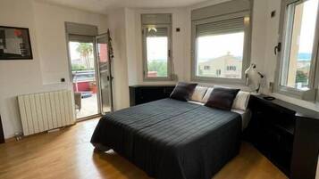 Habitación superior, baño privado, vistas parciales al mar (#6) | Tabla de planchar con plancha y wifi gratis