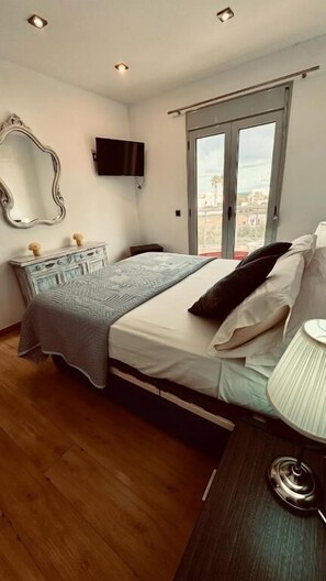 Standard Room, Shared Bathroom (#3) | Iron/ironing board, free WiFi