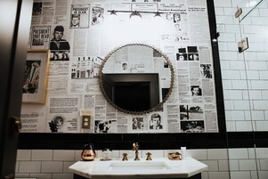 Superior tweepersoonskamer, 1 kingsize bed, privébadkamer | Badkamer | Een haardroger, handdoeken, zeep, shampoo