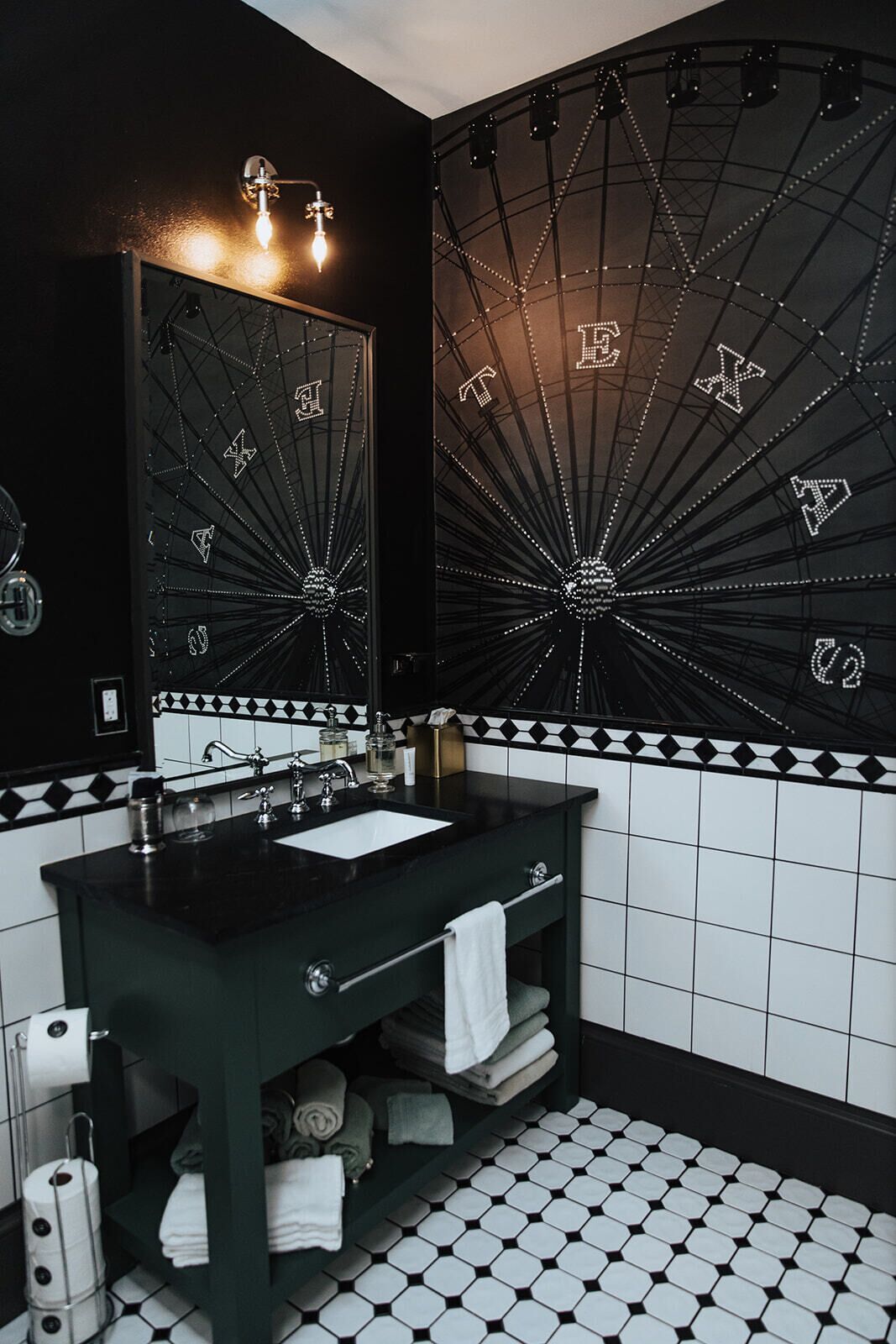 エクスクルーシブ ダブルルーム クイーンベッド 1 台 専用バスルーム | バスルーム | ヘアドライヤー、タオル、石鹸、シャンプー