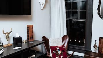 Habitación doble de lujo, 1 cama King size, baño privado | Área de sala de estar