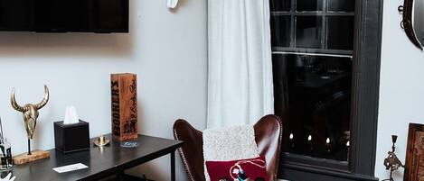 Luxury Double Room, 1 King Bed, Private Bathroom | Living area