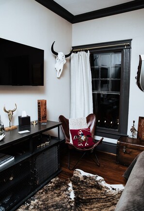 Luxury Double Room, 1 King Bed, Private Bathroom | Living area - The Gaston (Dallas)