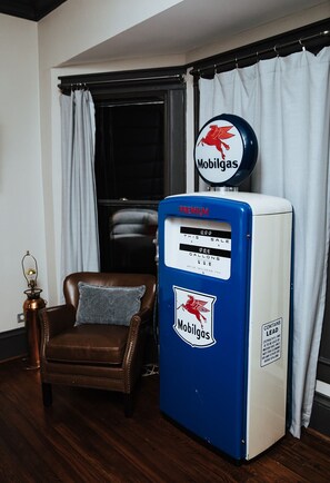 Luxury Room, 1 King Bed, Non Smoking, Private Bathroom | Interior - The Gaston (Dallas)