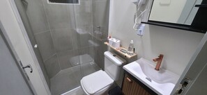 Standard Apartment, City View | Bathroom | Shower, hair dryer, towels, soap - Delta Acomodações (São Paulo)