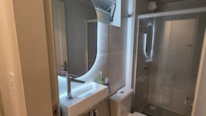 Căn hộ Superior, quang cảnh thành phố | Phòng tắm | Buồng tắm vòi sen, máy sấy tóc, khăn tắm, xà phòng 
