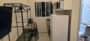 Standard Apartment, City View | Private kitchen