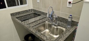 Apartamento standard, vista para a cidade | Cozinha privada | Geladeira grande, micro-ondas, cooktop