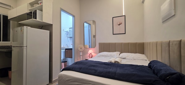 Apartamento standard, vista para a cidade | Escrivaninha, espaço de trabalho para notebook, cortinas blackout