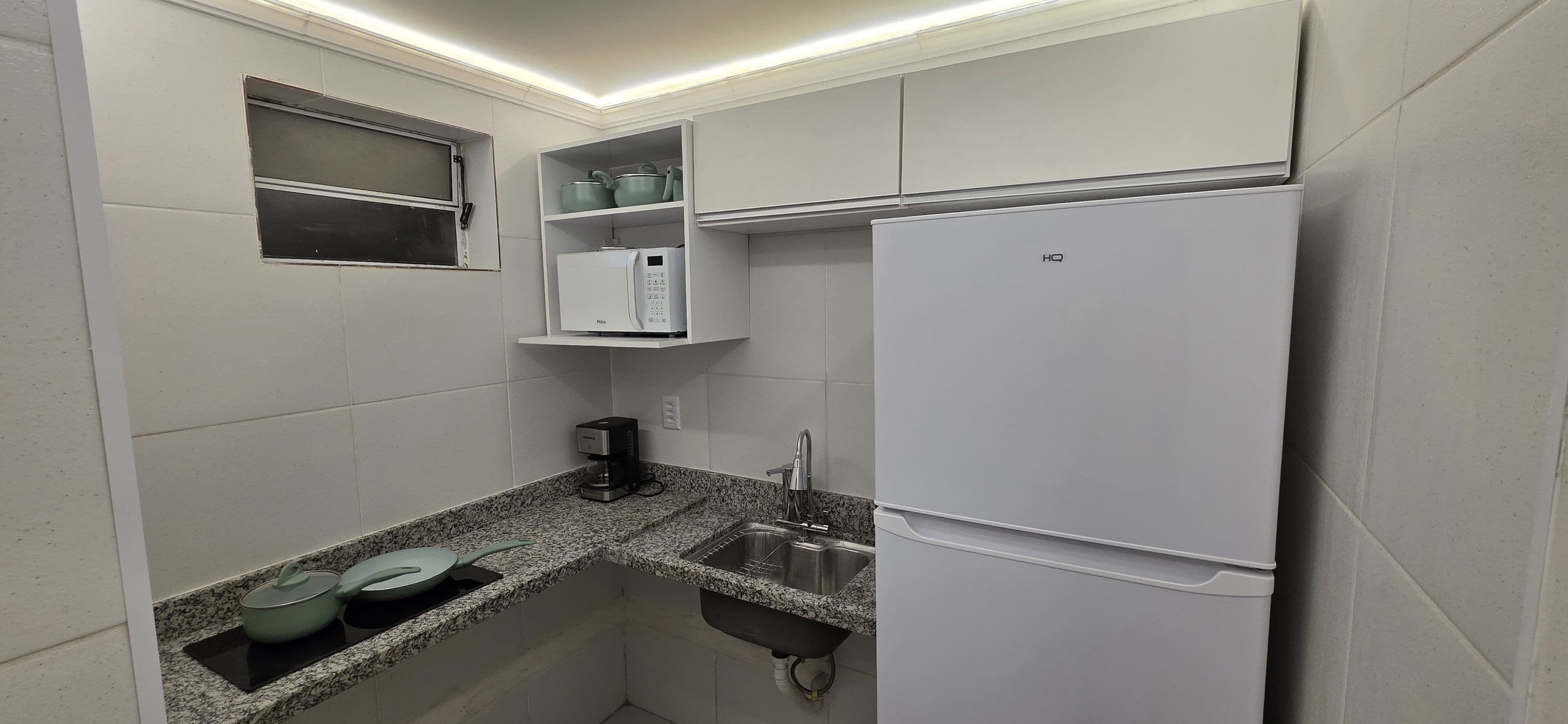 Apartamento superior, vista para a cidade | Cozinha privada | Geladeira grande, micro-ondas, cooktop