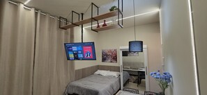 Desk, laptop workspace, blackout curtains, soundproofing - Delta Acomodações (São Paulo)